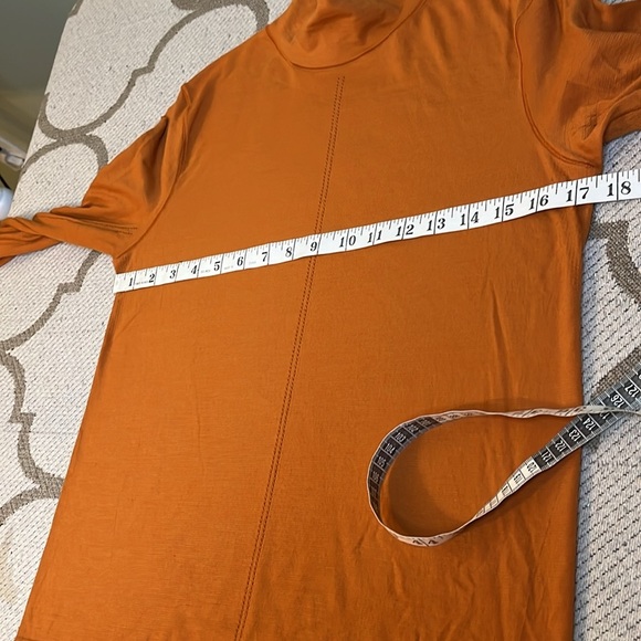 Athleta Ascent Seamless turtleneck Foliage Orange Thumbhole long sleeve top - Picture 5 of 12